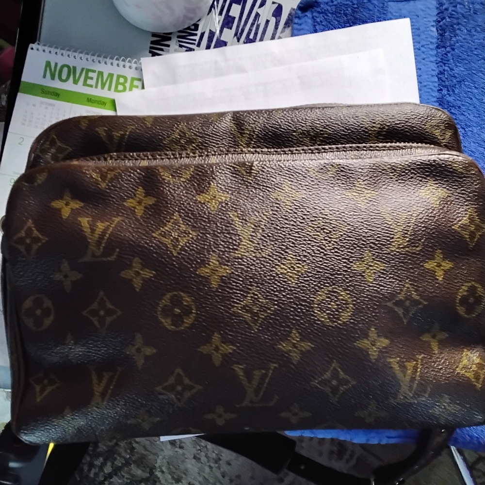 Louis Vuitton unisex monogram crossbody with COA - Picture 2 of 8
